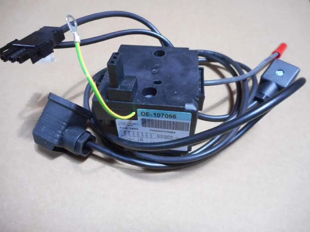 Remeha Gerät mit Anschlusskabeln und Stecker, ausgestattet mit mehreren Anschlusspunkten. Schwarz-weiße Farbe und unterschiedliche Kabelkonfigurationen sind erkennbar.